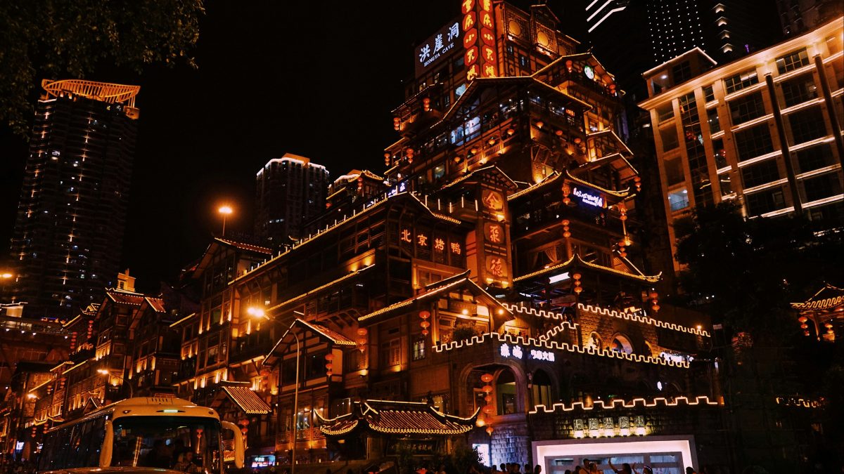 Chongqing by Night: Luci spettacolari, antiche tradizioni e… “sassolini” a sorpresa?!